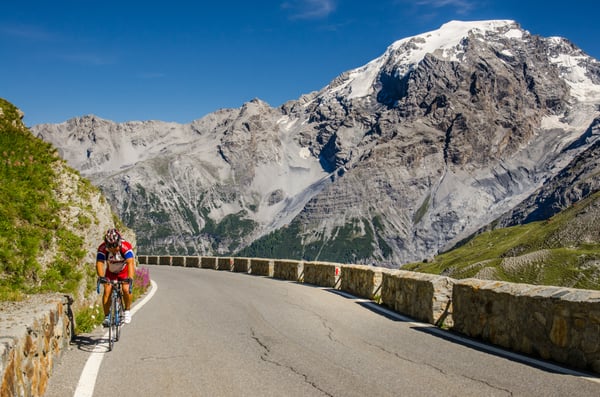 Cyclist_on_famous_Passo_dello_Stelvio_Swiss_Italy_border